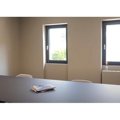 Iseofinestre con i serramenti per la sede dell'azienda Elettrocablaggi di Sovere